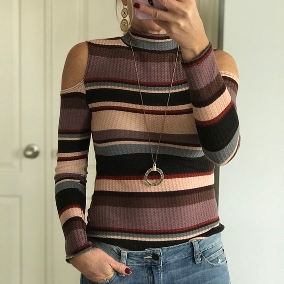 Tops - ♥️1 LG LEFT♥️Striped Cold Shoulder Top